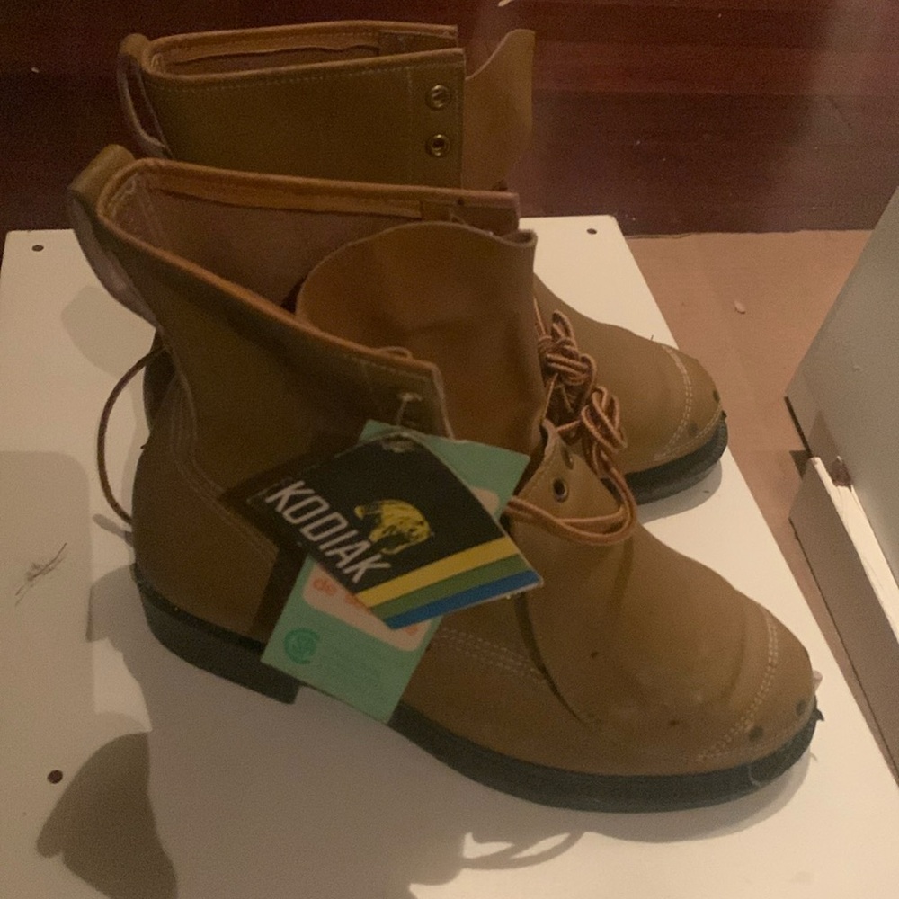 Kodiak men's work shoes/boots with steel toe and foot protection. Green triangle